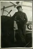 Fotografi föreställande en man ombord ett skepp. 1900-tal. Från Sjöman Gunnar Henrikssons samling.
