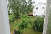 Vy från ett fönster på bostadens övervåning, över dess trädgård och intilliggande fastigheter (se 2024_1500), Krokslättsgatan 18 i Mölndal 2023-06-21. På gräsmattan ses en piskställning samt utemöbler av plast. Fotodokumentation av ett friliggande bostadshus/villa byggt 1932 med fyra (4) våningsplan. Byggnaden har tvättstuga i källaren samt torkvind på övervåningen. Boarea: 140 kvm, totalarea: 1004 kvm. Villan är ombyggd och fördelad på fyra (4) hyreslägenheter.
Relaterade motiv: 2024_1415 - 1541.