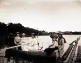 Damer i båt på Bysjön vid Hästbo, Torsåker.