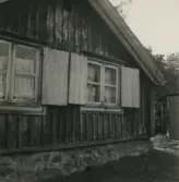 Gammal stuga i kvarteret Hasseln, gavel mot gatan respektive mot gården.