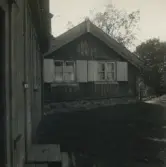 Gammal stuga i kvarteret Hasseln, gavel mot gatan respektive mot gården.