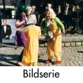 Serie om 27 fotografier som visar påskfirande på Mölndals torg lördagen den 3 april 1999. Porträtt av påskkärringar och påskgubbar samt bilder på Frälsningsarméns hornmusikkår som spelar på den lilla scenen.