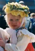 Påskfirande på Mölndals torg lördagen den 3 april 1999. Porträtt av en påskkärring.