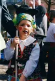 Påskfirande på Mölndals torg lördagen den 3 april 1999. Porträtt av en påskkärring.