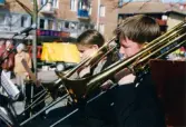 Påskfirande på Mölndals torg lördagen den 3 april 1999. Frälsningsarméns hornmusikkår spelar på den lilla scenen.