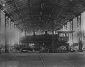 Man vid ånglok Ta 585 i Loksverkstaden på Centralverkstäderna, 1902