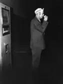 Man vid dryckesautomat på Centralverkstäderna, 1970-tal