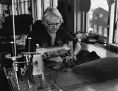 Tillskärning av möbeltyg på Centralverkstäderna, 1970-tal