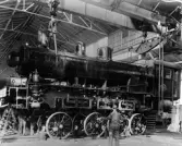 Ånglok på reparation i lokverkstaden på Centralverkstäderna, efter 1915