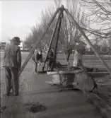 Flyttning av runstenar vid Aringsås kyrka, 1940.12.
Tre män är sysselsatta vid en s.k. stenjätte.
