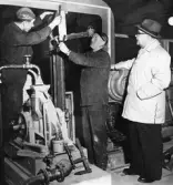 Överingejör Ekander övervakar montering på Centralverkstäderna, 1950-tal