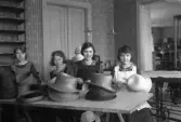 Kvinnlig personal på AB Lindberg strå- och filthattfabrik, 1910-tal