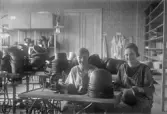 Hatttillverkning på AB Lindberg strå- och filthattfabrik, 1910-tal