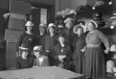 Personalen på AB Lindberg strå- och filthattfabrik prövar hattar, 1910-tal