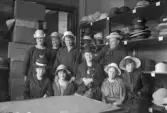 Personalen på AB Lindberg strå- och filthattfabrik prövar hattar, 1910-tal