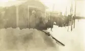 Officersövning i Storlien, Jämtland, 1919. 
En stuga med några officerare framför, som inspekterar sina skidor i snön.