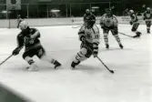 Ishockeymatch mellan IF Mölndal Hockey och Västra Frölunda HC i Åby ishall, Idrottsvägen 5 i Åby, Mölndal, okänt årtal.