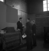 Avslutning vid Grimslövs folkhögskola.
Rektorn delar ut stipendier i gymanstiksalen.