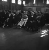 Avslutning vid Grimslövs folkhögskola.
Publiken vid avslutningen i gymnastiksalen. På första raden kan bl a
ses landshövdingeparet August och Ingegerd Beskow, Växjö och 
biskopsparet Yngve Brilioth (?), Växjö.