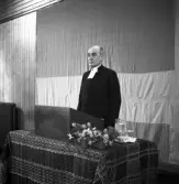 Avslutning vid Grimslövs folkhögskola.
Biskop Yngve Brilioth, Växjö, vid talarstolen. 

Yngve Brilioth (1891-1959), biskop i Växjö 1938-1950. Ärkebiskop
1950-1958. (AB).