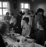 Avslutning vid Grimslövs folkhögskola.
Middag för inbjudna hedersgäster, bl a landshövding August
Beskow.
