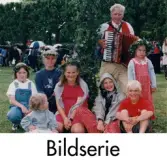Serie om 23 fotografier som visar midsommarfirande vid Gunnebo slott i Mölndal, år 1999.