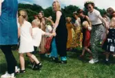 Midsommarfirande vid Gunnebo slott i Mölndal, år 1999. Dans kring midsommarstången för små och stora.
