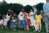 Midsommarfirande vid Gunnebo slott i Mölndal, år 1999. Dans kring midsommarstången för små och stora.