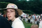 Midsommarfirande vid Gunnebo slott i Mölndal, år 1999. Porträtt av en kvinna som bär hatt.