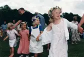 Midsommarfirande vid Gunnebo slott i Mölndal, år 1999. Dans kring midsommarstången för små och stora.