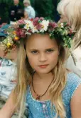 Midsommarfirande vid Gunnebo slott i Mölndal, år 1999. Porträtt av en flicka som har en blomsterkrans på huvudet.