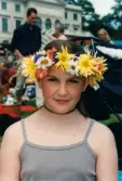 Midsommarfirande vid Gunnebo slott i Mölndal, år 1999. Porträtt av en flicka som har en blomsterkrans på huvudet.