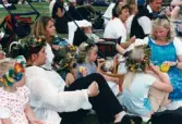 Midsommarfirande vid Gunnebo slott i Mölndal, år 1999. Ett sällskap har picknick i gräset.