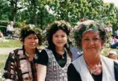 Midsommarfirande vid Gunnebo slott i Mölndal, år 1999. Porträtt av tre kvinnor. Alla tre med blomsterkransar på huvudet.