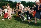 Midsommarfirande vid Gunnebo slott i Mölndal, år 1999. Dans kring midsommarstången för små och stora.