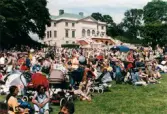 Midsommarfirande vid Gunnebo slott i Mölndal, år 1999. Massor av människor har samlats. Slottet i bakgrunden.