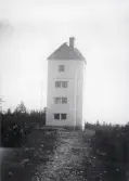 Limö fyr, byggd 1902, reste sig högt över gran och tallskogen.