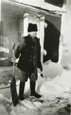 Farbror  Alfred Westergren, vintern 1953, 83 år gammal med spaden i handen framför sitt hus.