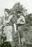 Emil och Hilma Söderhäll, född Grönqvist, med träd och buskar i bakgrunden.