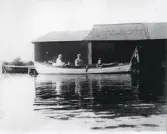 Pelle Lundgrens motorsnipa med fyra personer som kanske ska ut och fiska, 1920-tal.