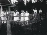 Dans vid jägmästarstugan med kvinnor som dansar och barn sittande på staket, 1927.