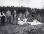 Slåtterfest på Olof-dagen 29/7, med gammelmorfar Söderhäll, familjerna Grönqvist och Lundgren, stående fr.v gammelmorfar Söderhäll, arbetskarl Ring, Selma Grönqvist, Olle Lundgren, Sven Lundgren, Karin Lundgren, Wilhelm Grönqvist, sittande fr.v okänd, Hilma Grönqvist, fiskardrängen Georg, Helmina Grönqvist, okänd, 1927.