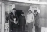 Vintern 1953 hos farbror Westergren. Utanför huset står Mats Rapp med Lasse Lundblad, Erik Berggren och Sigge Lundblad, 1953.