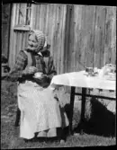 Kvinna dricker kaffe