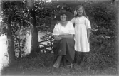 Mor och dotter vid Svartån i Örebro, 1920-tal