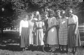 En grupp kvinnor i park i Örebro, 1920-tal