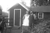 Par framför stuga, 1920-tal