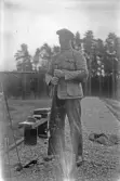 Man med gevär på skjutbanan, 1920-tal