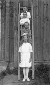 Barn på stege i stigande ordning, 1920-tal