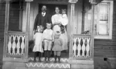 Familj på veranda, 1920-tal